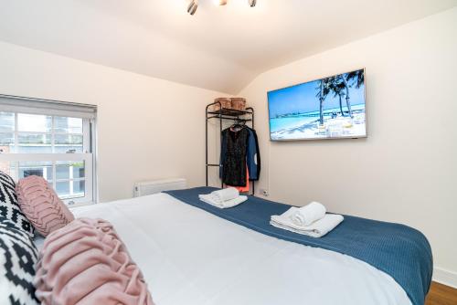 安德沃Town Center Apartment with 55” Smart TV+Netflix的一间卧室设有一张床和一个窗口