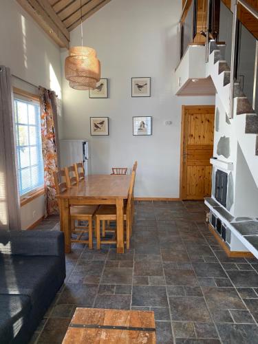 列维Levi Kaakkuri 6的客厅设有木桌和楼梯。
