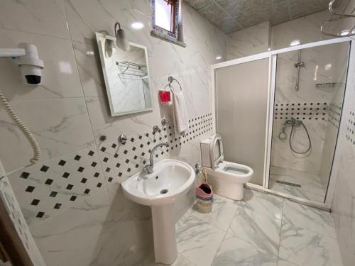 Toprak Hotel的一间浴室