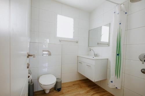 埃拉特אדום 179, דירות נופש的白色的浴室设有卫生间和水槽。