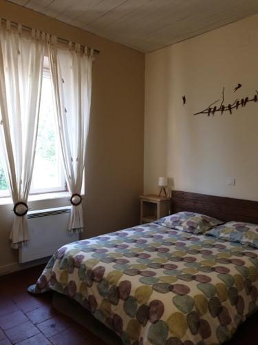 Saint-Germain-des-BoisGîte Le Campagnard的一间卧室设有一张床和一个窗口