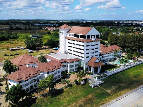 那空拍侬府Fortune River View Hotel Nakhon Phanom的享有大型白色建筑的顶部景色,设有红色屋顶