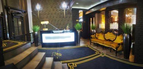 乔左维尔考普尔斯基Hotel Fado的客厅设有黄色沙发和电视