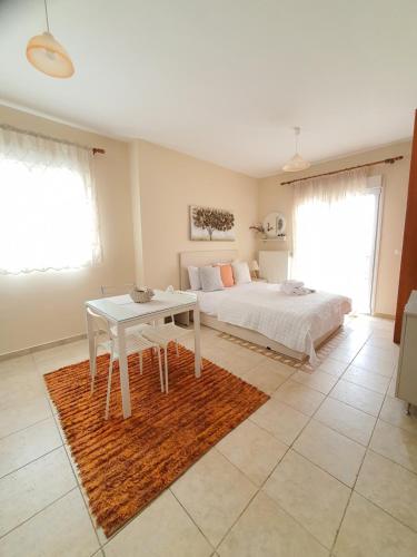 科扎尼Stergios_Apartments 06的一间卧室配有一张床和一张桌子