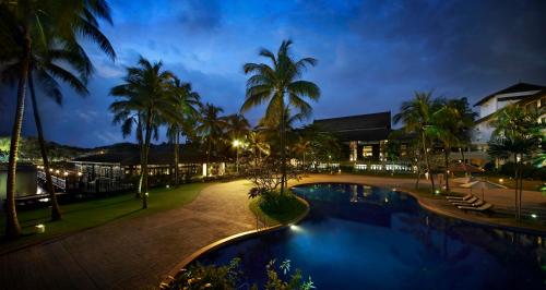 梳邦再也吉隆坡绍嘉纳度假村的享有夜间度假村泳池的景致