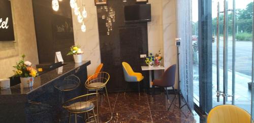 巴西古当GOOD 9 HOTEL - Cahaya Kota Puteri的一间酒吧,里面摆放着椅子和桌子