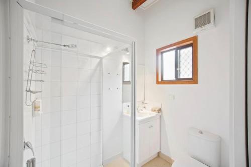 默立基ELM Accommodation - Merrijig的带淋浴和盥洗盆的白色浴室