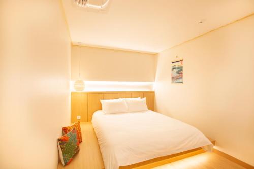 Tomonoya Hotel and Ryokan Gyeongju客房内的一张或多张床位