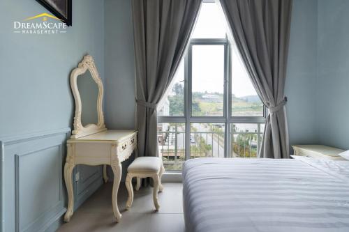 金马仑高原Zetter Suites @ Cameron的一间卧室配有书桌和一张带窗户的床