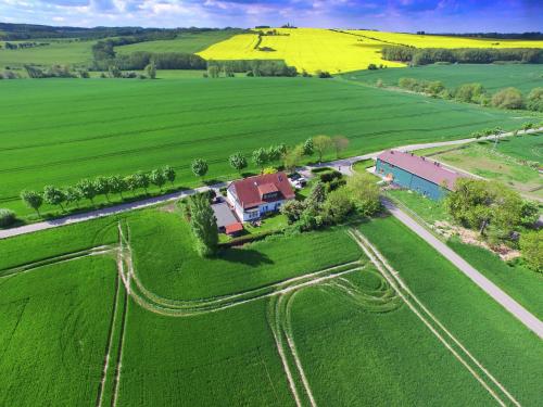 卡格斯多夫Ferienwohnungen Kleckerburg mit Me的地心房屋的空中景观