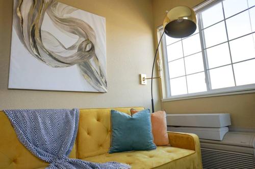 威奇托Sleepover 1BD 1BA Downtown Wichita Apartments的客厅设有黄色的沙发和窗户。