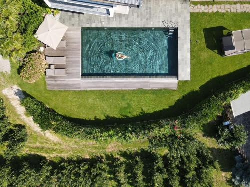 思科纳Active B&B Prairerhof的享有庭院游泳池的顶部景色