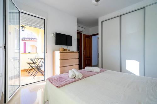 内尔哈Villa Antonia Mar - Private Pool - Punta Lara Nerja的卧室配有带毛巾的大型白色床