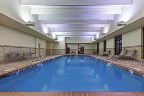 斯普林代尔斯普林代尔费耶特维尔地区假日酒店的大楼里一个蓝色的大泳池