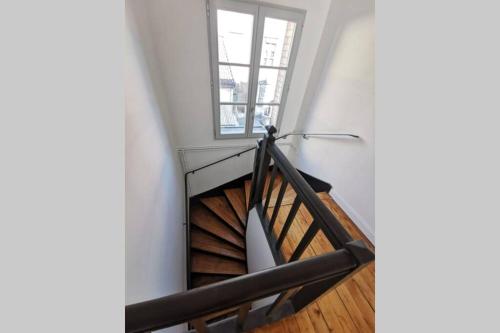 兰斯La Maison de Timothée 11 couchages的窗户房间内的螺旋楼梯