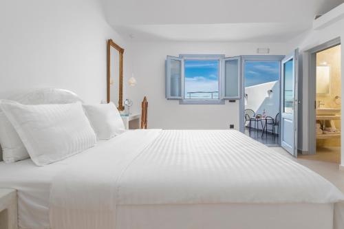 伊亚Sole d'oro Luxury Suites的白色卧室设有一张白色大床