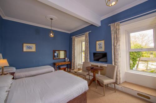 克利夫登弗利斯酒店的一间拥有蓝色墙壁的卧室、一张床和窗户