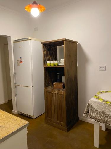 Muñizcasa Muñiz的厨房配有冰箱和冰箱旁的木制橱柜。