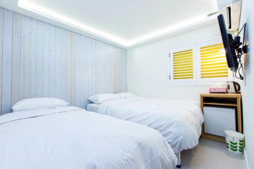 翁首尔东大门酒店客房内的一张或多张床位