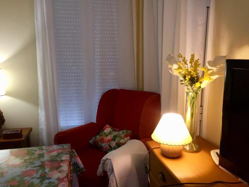 Herrera del DuqueCasa Rural Francisco Pizarro的客厅配有红色椅子和花瓶