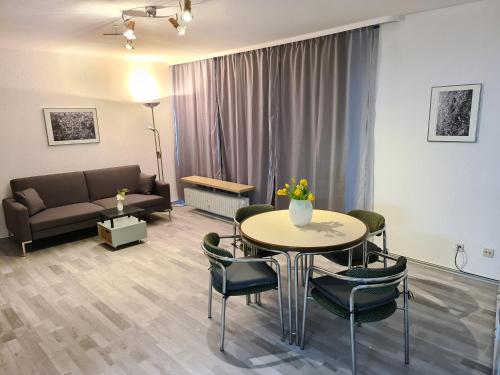 斯图加特Apartment`s Nr 2, 2b und 2C in Stuttgart Stadtmitte的客厅配有桌椅和沙发