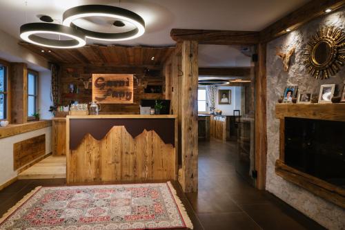 科尔福索Garni Fany的客厅设有木墙和壁炉