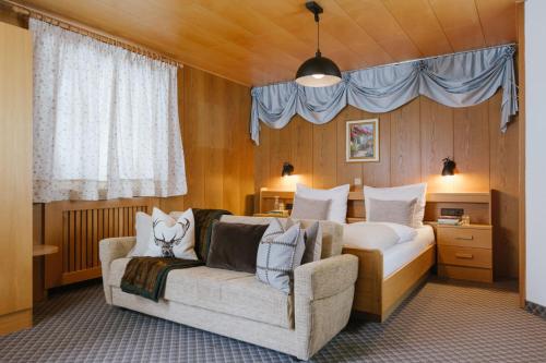 科尔福索Garni Fany的一间卧室配有一张床和一张沙发