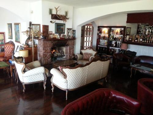 斯韦蒂·斯特凡Villa Sara Guesthouse的客厅设有壁炉和一些椅子