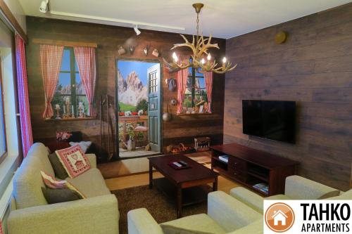 塔库沃里安娜公寓 的带沙发、电视和桌子的客厅