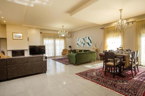 罗德镇Villa de Manu的一个带桌子和沙发的大客厅