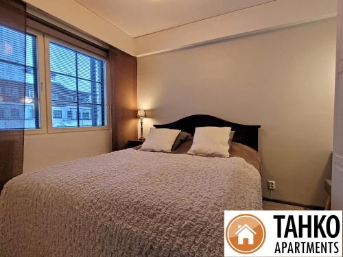 塔库沃里Apartments Golf的一间卧室设有一张床和一个大窗户