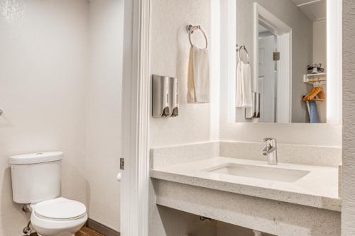 坎布里亚Creekside Inn Downtown的白色的浴室设有卫生间和水槽。