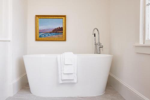 肯尼邦克港Kennebunkport Captains Collection的浴室配有白色浴缸和水槽