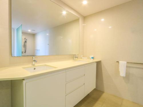 金斯克里福蔚蓝海景公寓的一间带水槽和镜子的浴室