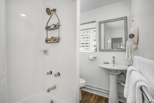 檀香山Aloha Suites Waikiki的白色的浴室设有水槽和镜子