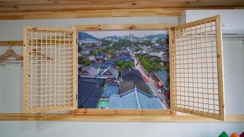 全州市The Jeongga的享有城市美景的开放式窗户。