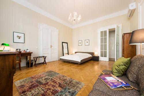 维也纳Rosa Linde - Comfort Rooms的客厅配有床和沙发