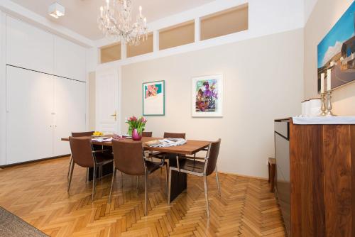 维也纳Rosa Linde - Comfort Rooms的一间带桌椅的用餐室