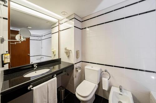奥尔塔度伽罗酒店的一间带卫生间和水槽的浴室
