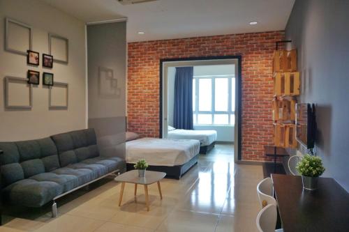 怡保PM Octagon Ipoh Suites & Apartment 3的客厅配有沙发和1张床