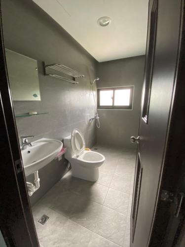 马公葳葳民宿的一间带卫生间和水槽的浴室