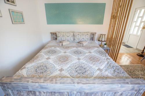 锡吉什瓦拉Casa Santa的一间卧室配有床,床上装有被子