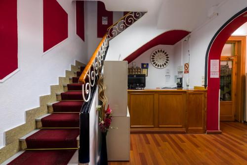 马德里马德里瓦伦西亚旅馆的商店里的一个红色和白色墙壁的楼梯