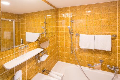 梅尔克城市酒店的一间浴室