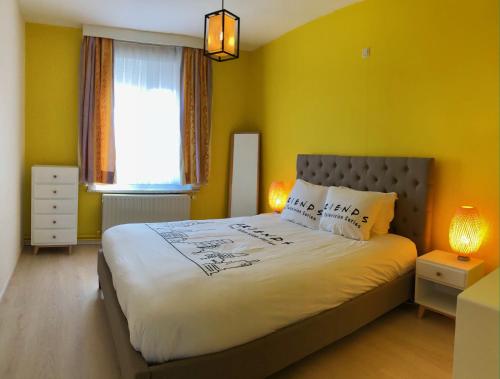 布兰肯贝赫Sweet & Cosy的一间卧室设有一张黄色墙壁的大床