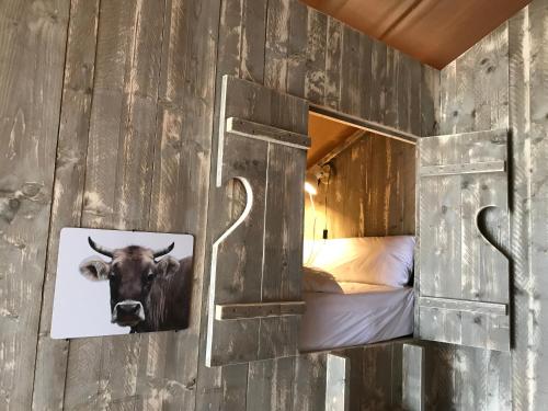 基普芬贝格AZUR Camping Altmühltal的墙上有一副牛的照片的房间