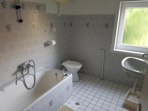 巴拉顿城堡Villa-Negra Retro Panzió的带浴缸、卫生间和盥洗盆的浴室