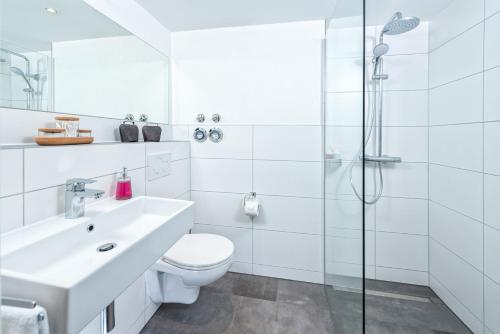 上施陶芬FeWo Allgäuliebe mit WLAN Oberstaufen Steibis的浴室配有卫生间、盥洗盆和淋浴。