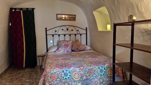塔韦尔纳斯Casa Cueva Calatrava的卧室配有一张床