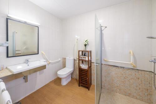 曼列乌Hotel Torres Manlleu的浴室配有卫生间、盥洗盆和淋浴。